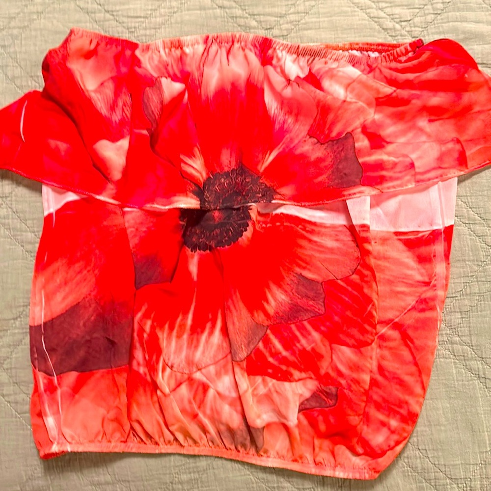 Beautiful off the shoulder. Great for a winter getaway vacation and sexy!